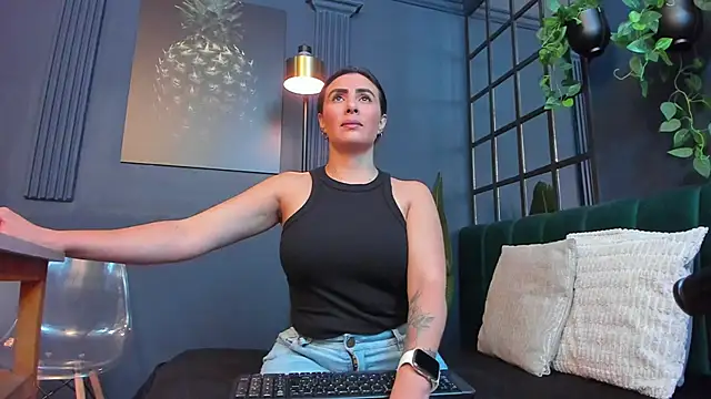 scarlet edwars online show from February 2026 12:06:02 PM