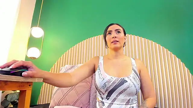 scarlet edwars online show from February 2026 06:18:02 PM