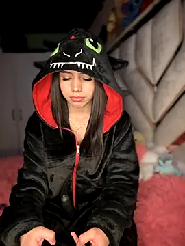 Laura-Khalifa online show from November 2025 05:46:01 AM