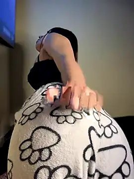 Laura-Khalifa online show from December 2025 05:39:02 AM