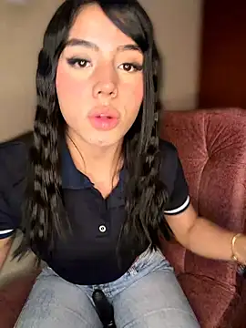 Snapshot of Laura-Khalifa chatting on June 2026 05:16:01 AM Laura-Khalifa online show from June 2026 05:16:01 AM