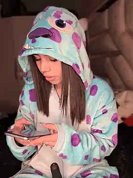 Laura-Khalifa online show from December 2025 07:00:02 AM