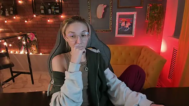 Snapshot of PhilippaAdamas chatting on September 2025 08:19:01 PM PhilippaAdamas online show from September 2025 08:19:01 PM