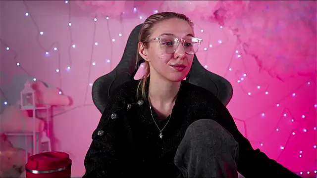 Snapshot of PhilippaAdamas chatting on March 2025 05:07:01 AM PhilippaAdamas online show from March 2025 05:07:01 AM