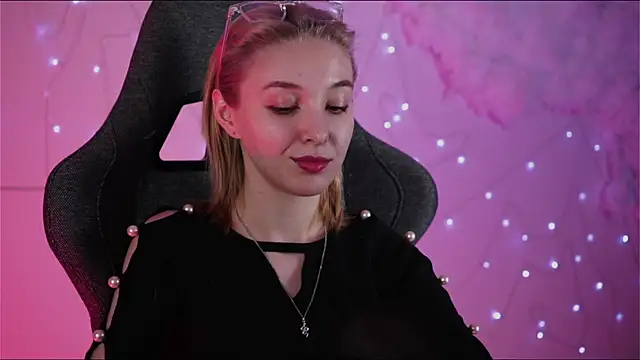 Snapshot of PhilippaAdamas chatting on February 2025 05:40:01 AM PhilippaAdamas online show from February 2025 05:40:01 AM