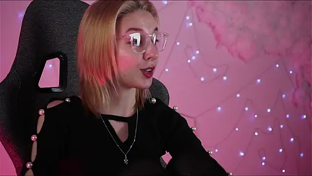 Snapshot of PhilippaAdamas chatting on February 2025 08:46:02 AM PhilippaAdamas online show from February 2025 08:46:02 AM