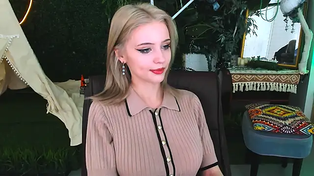 LeonaStane online show from December 2025 05:56:02 PM