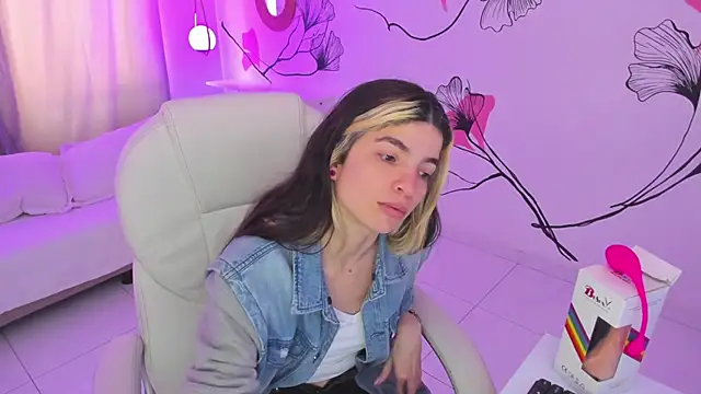 Isabela Fiorelli online show from November 2025 01:21:01 PM