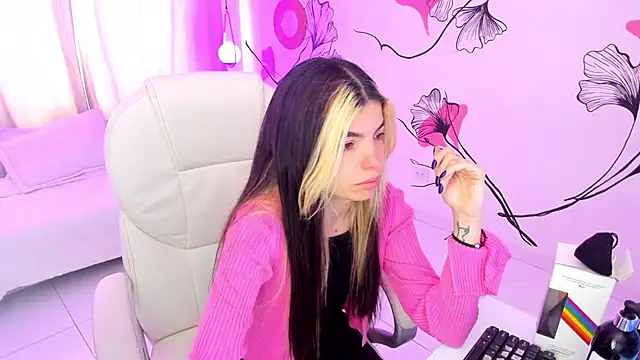 Isabela Fiorelli online show from November 2025 01:28:01 PM