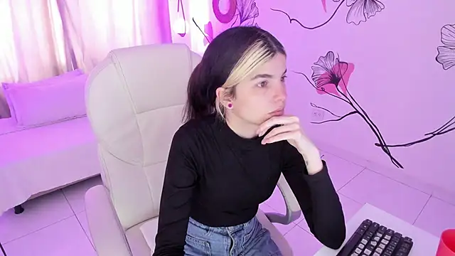 Isabela Fiorelli online show from November 2025 01:15:01 PM