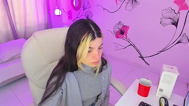 Isabela Fiorelli online show from November 2025 01:32:02 PM