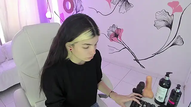 Isabela Fiorelli online show from October 2025 07:00:01 PM