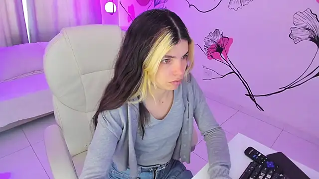 Isabela Fiorelli online show from November 2025 01:22:01 PM