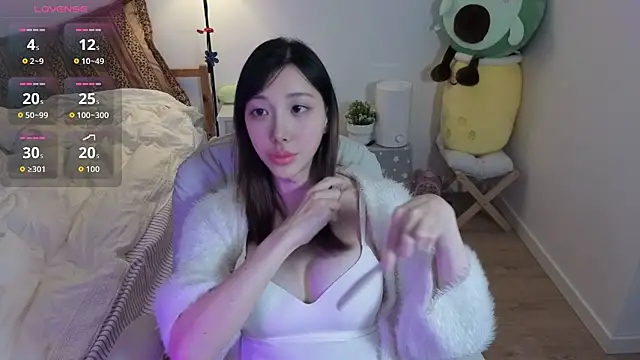 joycemilka online show from April 2026 12:40:02 PM