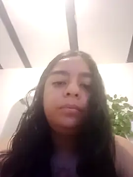 lauravince online show from May 2026 11:45:01 PM