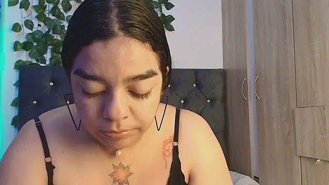 lauravince online show from June 2026 12:04:01 AM