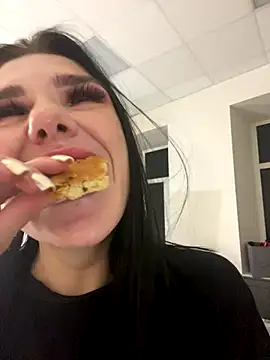 MaeveMoon online show from November 2025 06:30:01 PM