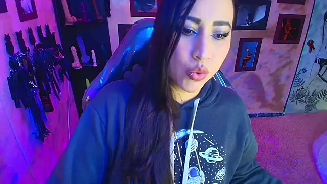 cherryy bombshelll online show from January 2026 05:18:01 PM