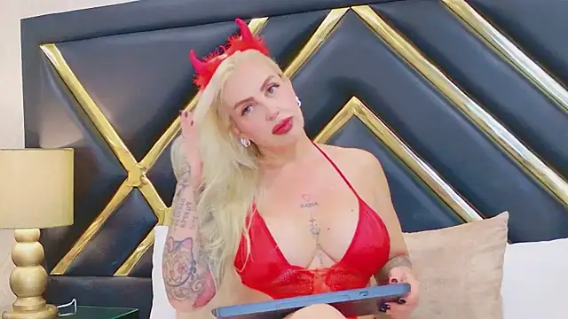 Snapshot of SophieWinsloow chatting on April 2026 01:04:01 PM SophieWinsloow online show from April 2026 01:04:01 PM