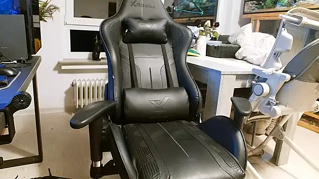 ademandjulia online show from February 2026 09:50:02 PM