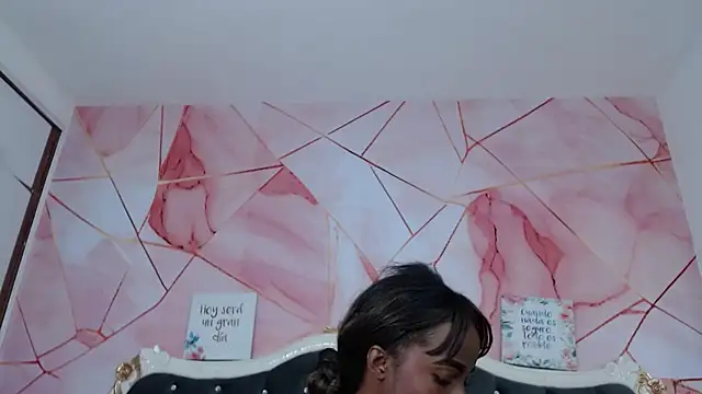 LindaBird online show from November 2025 10:24:01 PM