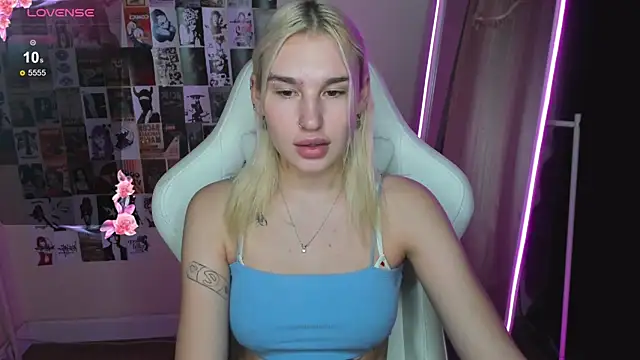 Snapshot of EvelinaLuu chatting on November 2025 01:31:02 AM EvelinaLuu online show from November 2025 01:31:02 AM