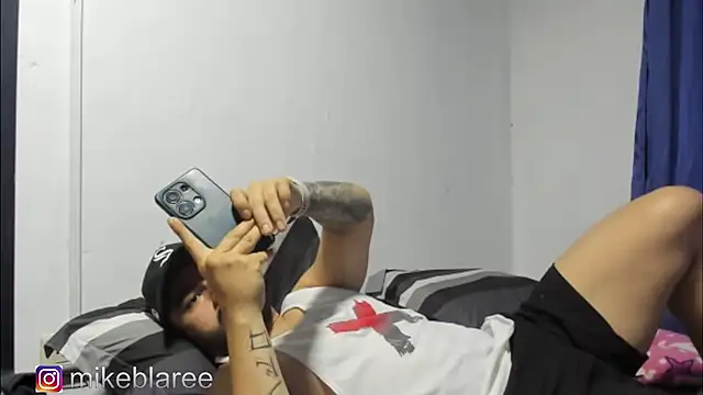 Snapshot of mikeblaree chatting on October 2025 03:20:01 PM mikeblaree online show from October 2025 03:20:01 PM