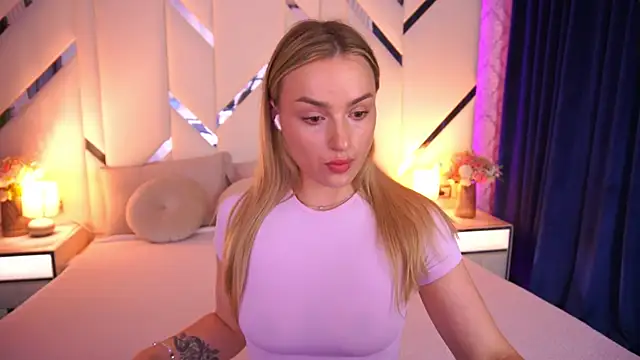 Snapshot of LindsieGreyy chatting on June 2026 12:02:02 PM LindsieGreyy online show from June 2026 12:02:02 PM