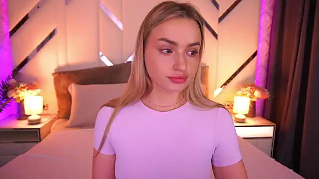 Snapshot of LindsieGreyy chatting on June 2026 12:32:01 PM LindsieGreyy online show from June 2026 12:32:01 PM