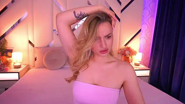 LindsieGreyy online show from April 2026 12:45:01 PM