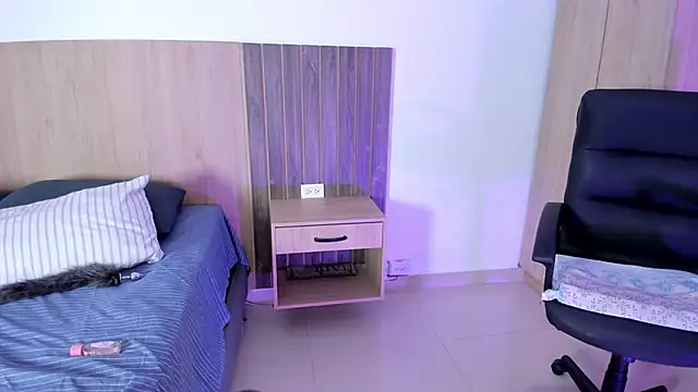 Snapshot of Mia_cm chatting on March 2025 10:39:02 PM Mia cm online show from March 2025 10:39:02 PM