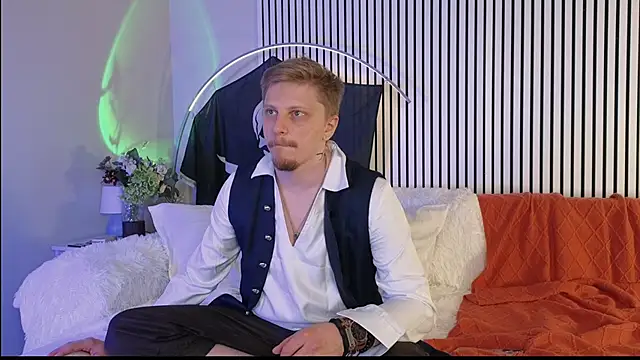 Saint Vicious online show from October 2025 08:09:01 PM