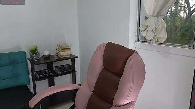 Snapshot of atenea_02_love chatting on May 2026 10:08:02 PM atenea 02 love online show from May 2026 10:08:02 PM