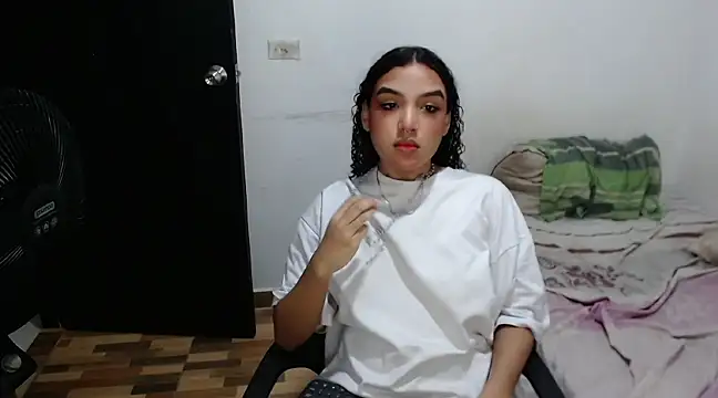 Snapshot of Majo_BigTits chatting on March 2025 02:20:01 AM Majo BigTits online show from March 2025 02:20:01 AM