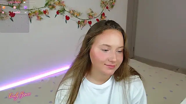 Snapshot of EmilyxxGraces chatting on June 2026 02:24:02 AM EmilyxxGraces online show from June 2026 02:24:02 AM