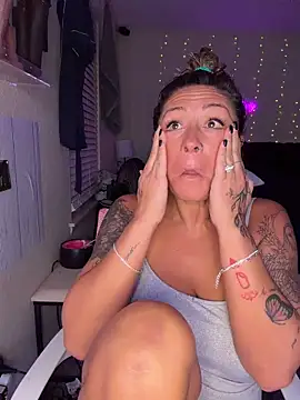 bossyroxy84 online show from November 2025 01:54:01 AM