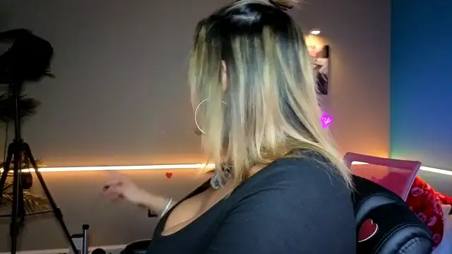 bossyroxy84 online show from February 2026 04:47:02 AM