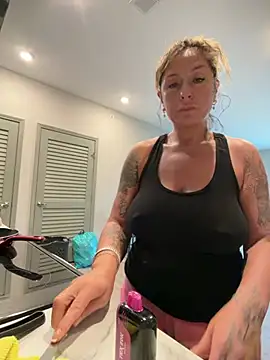 bossyroxy84 online show from April 2026 06:11:02 PM