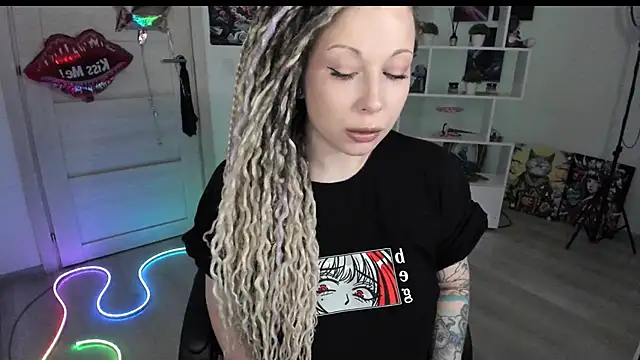 HoneySallyMoore online show from April 2026 08:20:02 PM