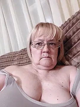 Snapshot of Violet5364 chatting on June 2026 06:53:02 PM Violet5364 online show from June 2026 06:53:02 PM