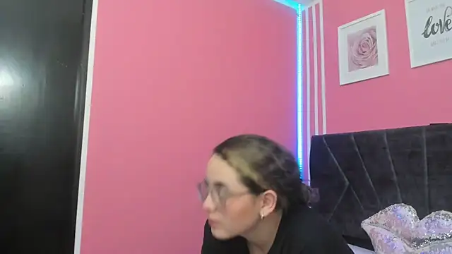 Amelia Royer online show from March 2025 06:50:02 PM