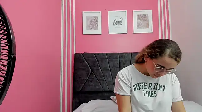 Amelia Royer online show from February 2025 03:40:01 PM