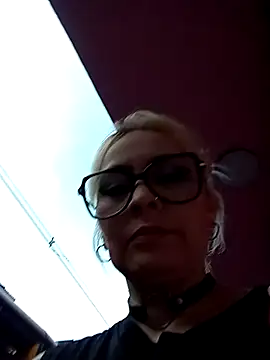 CandieGilson   online show from April 2026 11:05:01 AM