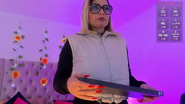 CandieGilson   online show from October 2025 11:34:02 AM