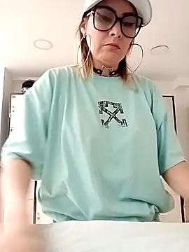 CandieGilson   online show from October 2025 12:40:02 PM