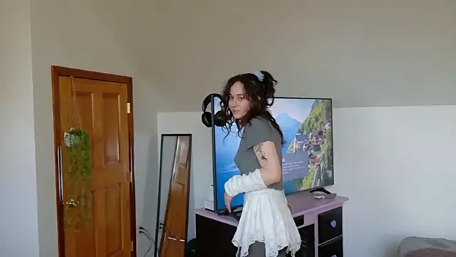 Snapshot of lucidmia chatting on February 2025 08:07:02 PM lucidmia online show from February 2025 08:07:02 PM