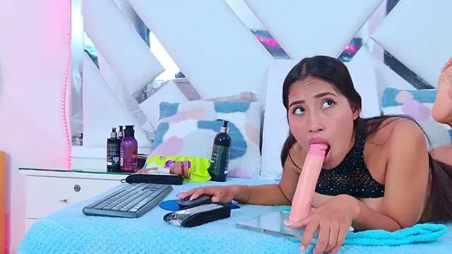 Snapshot of YesyHills chatting on March 2025 10:04:02 PM YesyHills online show from March 2025 10:04:02 PM