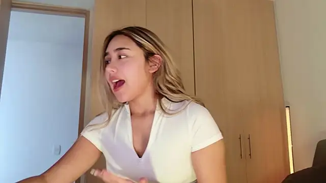 Hornyholly   online show from May 2026 05:08:02 PM