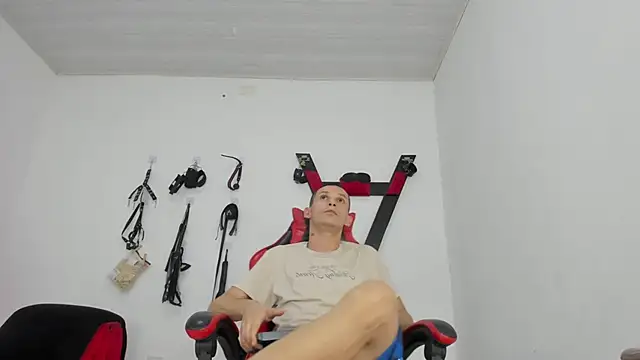 Isak Millan online show from November 2025 08:45:01 PM