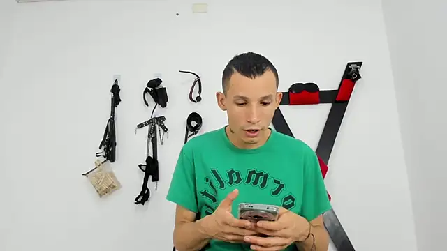 Isak Millan online show from November 2025 01:27:02 PM